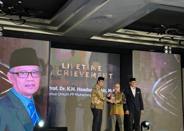 Sekretaris Lembaga Pengembangan Pesantren PP Muhammadiyah, Din Wahid, mewakili Ketua Umum PP Muhammadiyah Haedar Nashir, menerima Lifetime Achievement Awards 2024 dari Rumah Zakat, Kamis (13/2025). (Foto: Muhammadiyah)