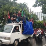 Ratusan kader IMM dan HMI Jawa Timur konvoi menuju PT Pertamina Patra Niaga Jatim-Balinus untuk melakukan unjuk rasa, Jumat (28/2/2025). (Foto: Zaki)