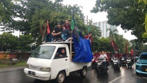 Diguyur Hujan Deras, Massa IMM dan HMI Serbu Kantor Pertamina