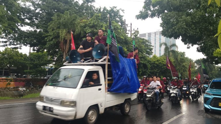 Ratusan kader IMM dan HMI Jawa Timur konvoi menuju PT Pertamina Patra Niaga Jatim-Balinus untuk melakukan unjuk rasa, Jumat (28/2/2025). (Foto: Zaki)