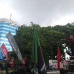 Orator dari DPD IMM Jawa Timur, saat unjuk rasa di depan Kantor Pertamina Building Surabaya, Jumat (28/2/2025). (Foto: Zaki)