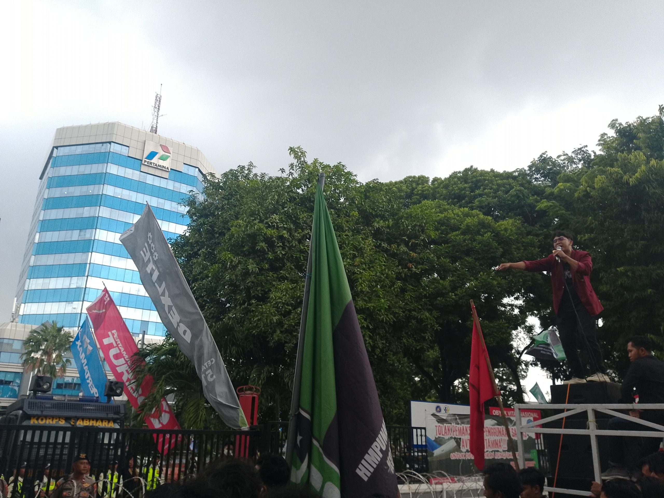 Orator dari DPD IMM Jawa Timur, saat unjuk rasa di depan Kantor Pertamina Building Surabaya, Jumat (28/2/2025). (Foto: Zaki)