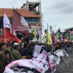 Massa mahasiswa mengatasnamakan Aliansi Jatim Menggugat menggelar demonstrasi di depan Gedung DPRD Jatim, Surabaya, Senin (17/2/2025). Mereka menyerukan 10 tuntutan atas kinerja pemerintah dalam 100 hari pertama pemerintahan Prabowo-Gibran. (Foto: Marzuki)
