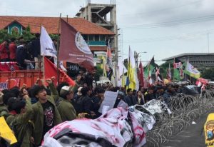 Massa Mahasiswa Serbu DPRD Jatim, Sorot Efisiensi Anggaran Sektor Pendidikan dan Serukan 10 Tuntutan Ini!