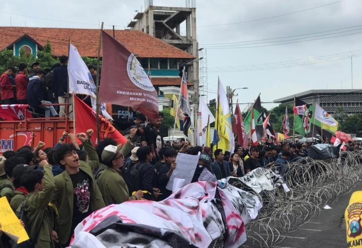 Massa mahasiswa mengatasnamakan Aliansi Jatim Menggugat menggelar demonstrasi di depan Gedung DPRD Jatim, Surabaya, Senin (17/2/2025). Mereka menyerukan 10 tuntutan atas kinerja pemerintah dalam 100 hari pertama pemerintahan Prabowo-Gibran. (Foto: Marzuki)