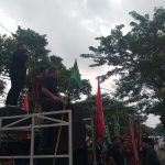 Demonstrasi DPD IMM Jawa Timur dan Badko HMI Jawa Timur, di depan Kantor Pertamina Building Surabaya, Jumat (28/2/2025). (Foto: Zaki)
