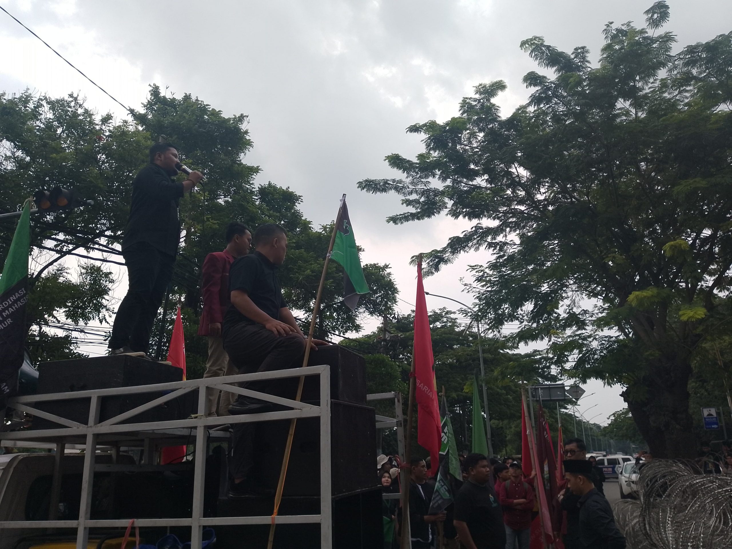 Demonstrasi DPD IMM Jawa Timur dan Badko HMI Jawa Timur, di depan Kantor Pertamina Building Surabaya, Jumat (28/2/2025). (Foto: Zaki)