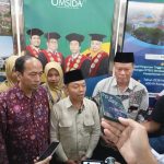 Wamendikdasmen RI Fajar Riza Ul Haq (tengah), bersama Rektor Umsida Hidayatulloh (kiri) dan Ketua LHKP PWM Jatim Muhammad Mirdasy, berbicara kepada awak media usai Kuliah Umum di Umsida, Selasa (12/2/2025). (Foto: Ubay NA/ IST)