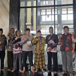 Kapolres Bangkalan AKBP Hendro Sukmono, berfoto bersama jajaran PDM Bangkalan di Masjid Ponpes Babussalam Socah, Senin (11/2/2025). (Foto:IST)