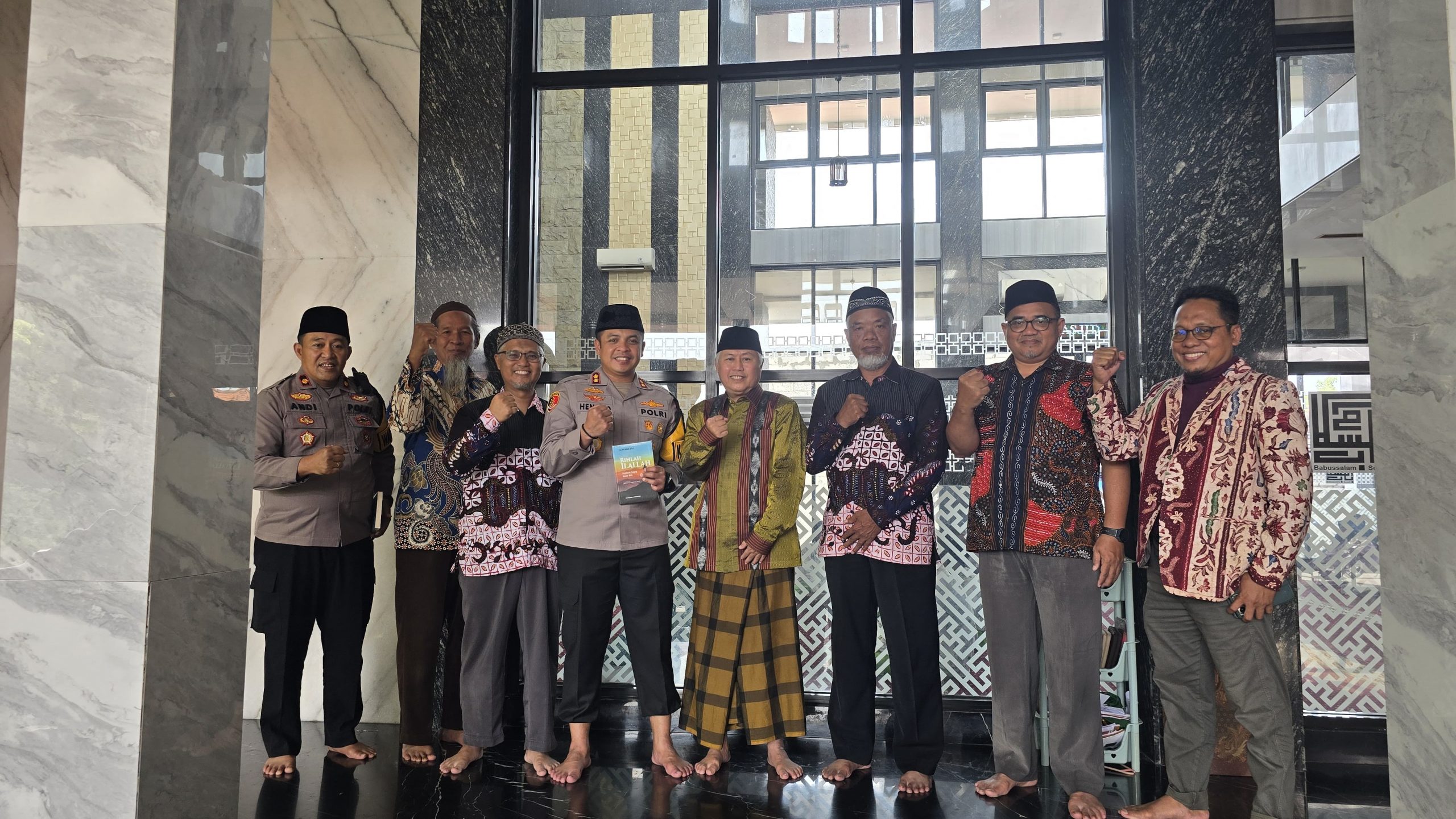 Kapolres Bangkalan AKBP Hendro Sukmono, berfoto bersama jajaran PDM Bangkalan di Masjid Ponpes Babussalam Socah, Senin (11/2/2025). (Foto:IST)