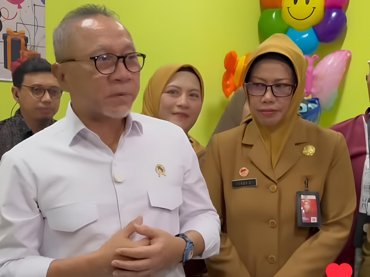 Menko Bidang Pangan Zulkifli Hasan (Zulhas) saat meninjau pelaksanaan cek kesehatan gratis di Puskesmas Taman, Sidoarjo, Senin (10/2/2025). (Foto: IST)