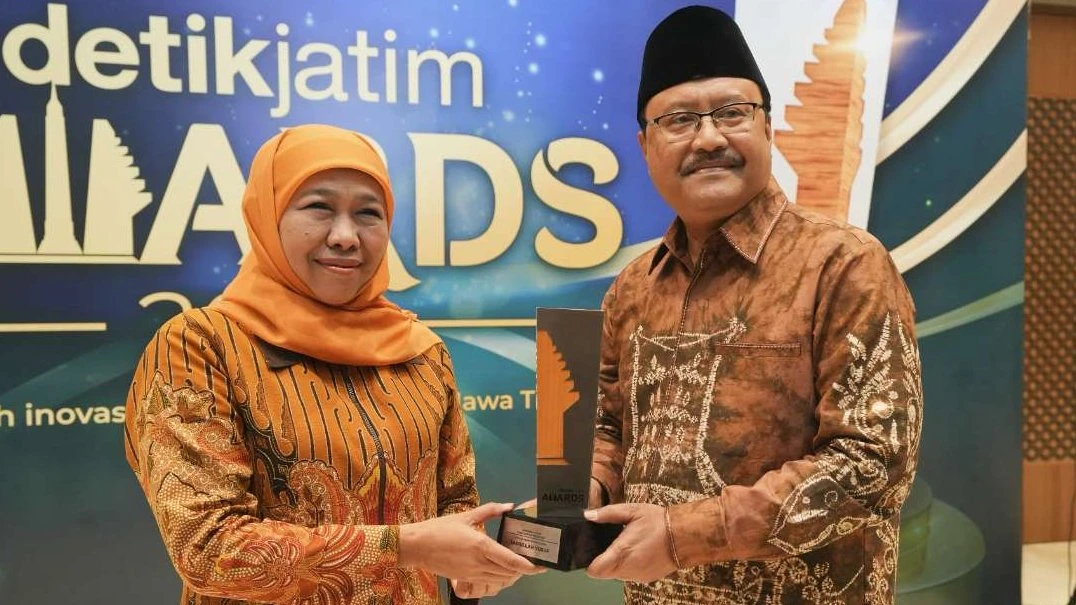 Khofifah Indar Parawansa (kiri) dan Saifullah Yusuf (Gus Ipul) saat penganugerahan DetikJatim Awards pada November 2024 lalu. (Foto: Ngopibareng.id)