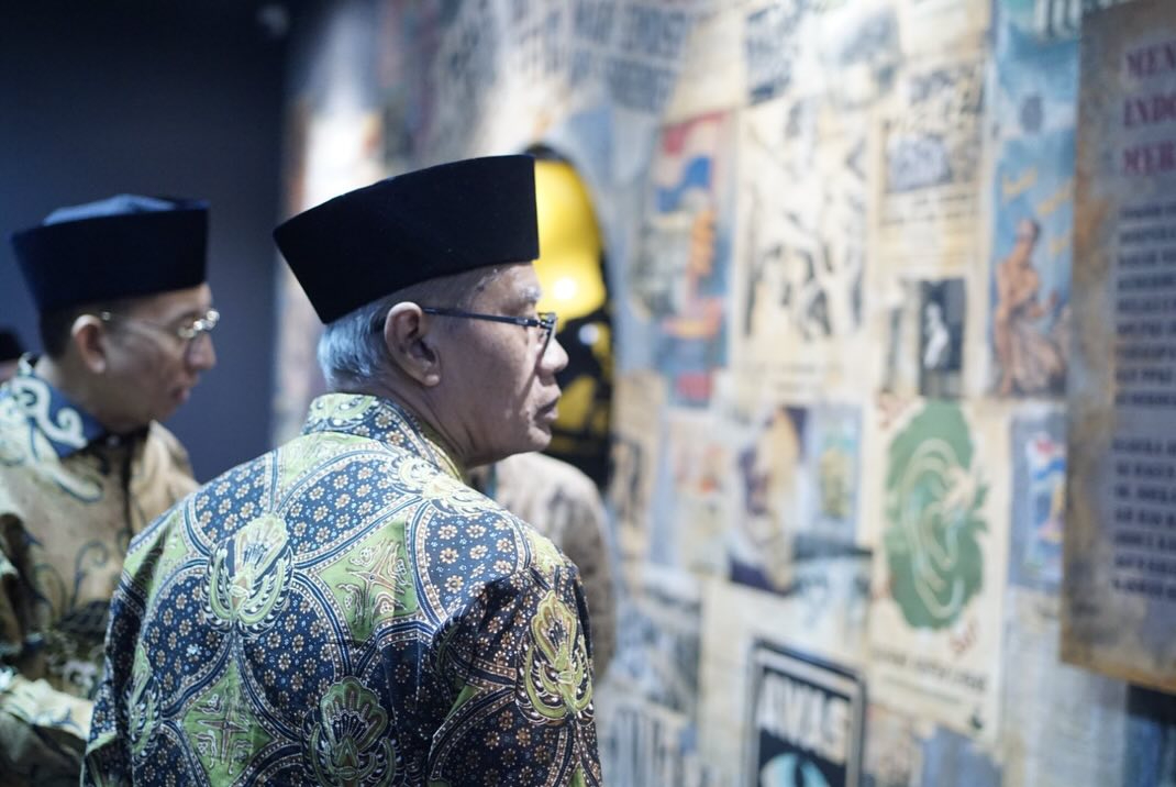 Haedar Nashir dan Fadli Zon, saat melihat-lihat koleksi di dua Zona baru Museum Muhammadiyah. (Foto:IST)