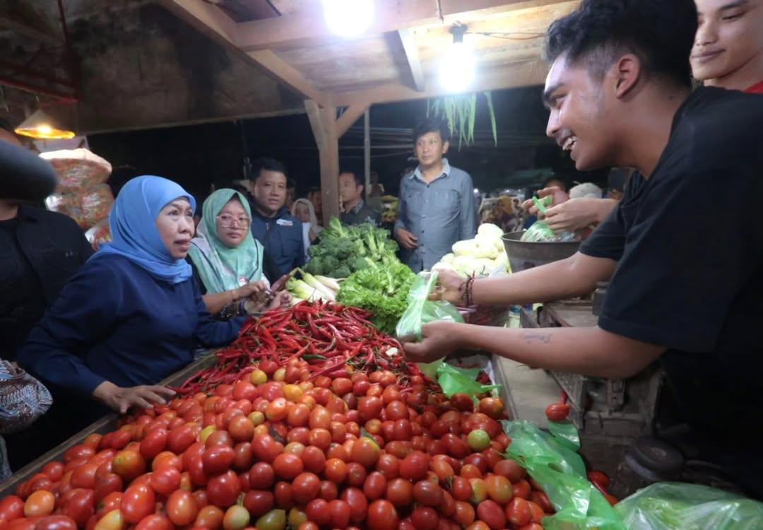 Khofifah saat meninjau harga sejumlah kebutuhan di pasar pada Oktober 2024 lalu. (Foto: Ubay/ IST)