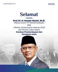 Ketua Umum PP Muhammadiyah menerima penghargaan Lifetime Achievement Awards dari Rumah Zakat. (Foto: Lensamu)