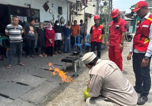 Hebat! Emak-emak Surabaya Padamkan Kebakaran