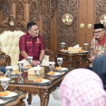 Ketua Umum DPP IMM Riyan Betra Delza (dua dari kiri) beserta jajarannya bersilaturahmi menemui Mendikdasmen RI Prof Abdul Mu'ti (batik, berkacamata), Rabu (5/2/2025). (Foto:IST)
