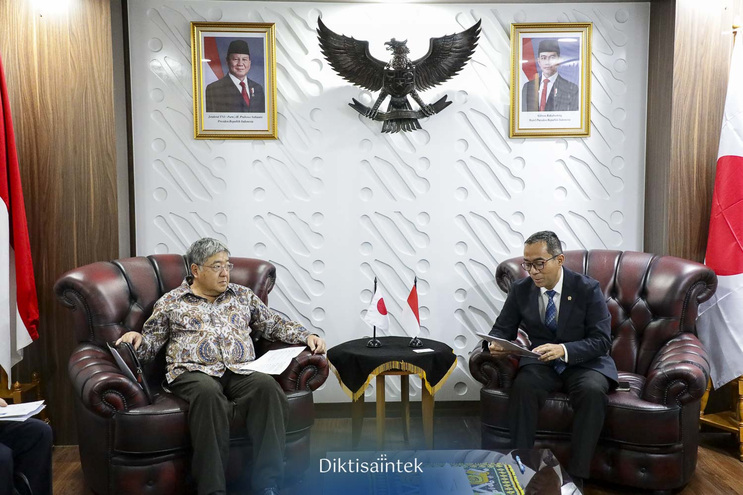 Mendiktisaintek Brian Yuliarto (kanan) bertemu Duta Besar Jepang untuk Indonesia, Yasushi Masaki, di Jakarta, Kamis (6/3/2025). (Foto: Humas Kemdiktisaintek)