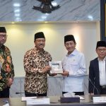 Mensos Gus Ipul dan Menag Nasaruddin Umar, usai melakukan penandatanganan MoU terkait program Sekolah Rakyat, Selasa (11/3/2025). (Foto: Humas Kemenag RI)