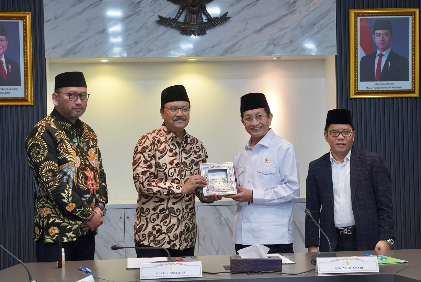 Mensos Gus Ipul dan Menag Nasaruddin Umar, usai melakukan penandatanganan MoU terkait program Sekolah Rakyat, Selasa (11/3/2025). (Foto: Humas Kemenag RI)