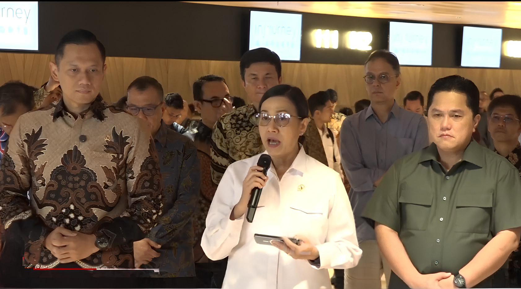 Menkeu Sri Mulyani Indrawati (tengah) bersama Menko Bidang IPK Agus Harimurti Yudhoyono (kiri) dan Menteri BUMN Erick Thohir, saat memberikan keterangan kepada awak media di Terminal 2 Bandara Soekarno-Hatta, Sabtu (1/3/2025). (Foto: Tangkapan layar/ Ubay)