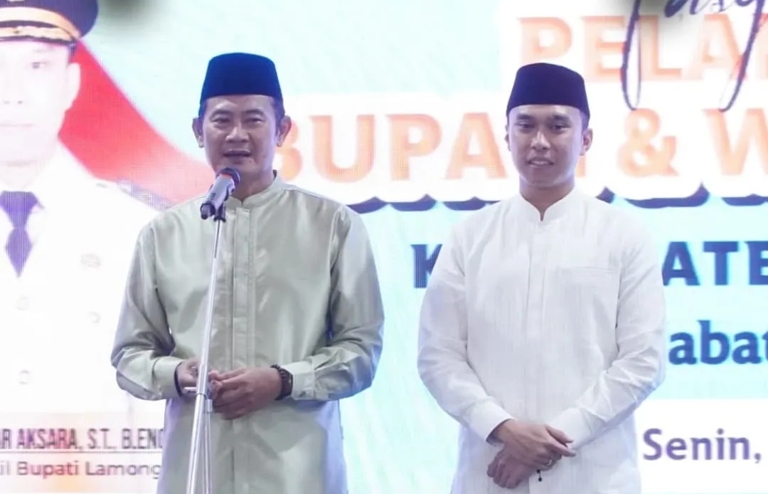 Bupati Lamongan Yuhronur Efendi (Yes) didampingi Wakil Bupati Dirham Akbar Aksara, saat menyampaikan sambutan dalam Tasyakuran Pelantikan Bupati dan Wakil Bupati Lamongan, Senin (3/3/2025) lalu. (Foto: Humas Pemkab Lamongan)