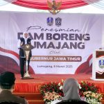 Gubernur Jawa Timur, Khofifah Indar Parawansa, menyampaikan sambutan dalam peresmian Dam Boreng yang berlokasi di Kelurahan Rogotrunan, Lumajang, Kamis (6/3/2025). (Foto: IST)