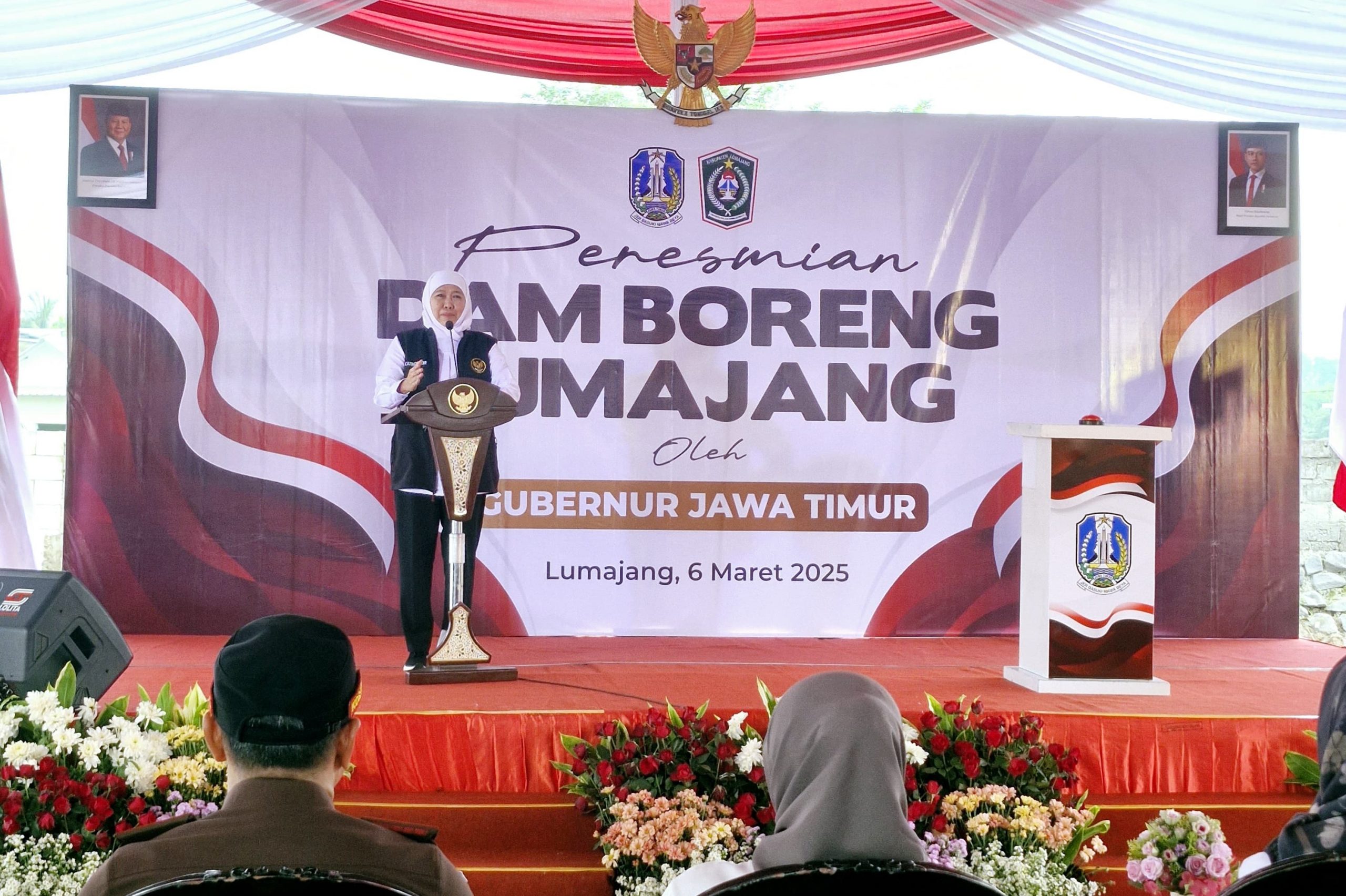 Gubernur Jawa Timur, Khofifah Indar Parawansa, menyampaikan sambutan dalam peresmian Dam Boreng yang berlokasi di Kelurahan Rogotrunan, Lumajang, Kamis (6/3/2025). (Foto: IST)