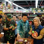 Bupati Sidoarjo, Subandi, melakukan sidak di tiga swalayan di Kota Delta, Selasa (11/3/2025). (Foto: IST)