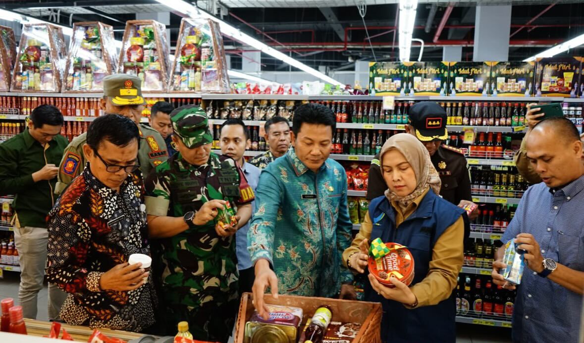 Bupati Sidoarjo, Subandi, melakukan sidak di tiga swalayan di Kota Delta, Selasa (11/3/2025). (Foto: IST)