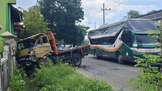 Sebuah truk mengalami kecelakaan di jalan raya jalur nasional Kabupaten Sampang, Madura beberapa waktu lalu.