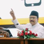 Mensos RI, Saifullah Yusuf alias Gus Ipul, mengajak seluruh kepala daerah di Jawa Timur untuk berkolaborasi menyukseskan program Sekolah Rakyat, saat Rakor Penguatan Ekonomi Desa Jawa Timur 2025 di Gedung Negara Grahadi, Surabaya, Ahad (9/3/2025) malam. (Foto: Humas Kemensos RI)