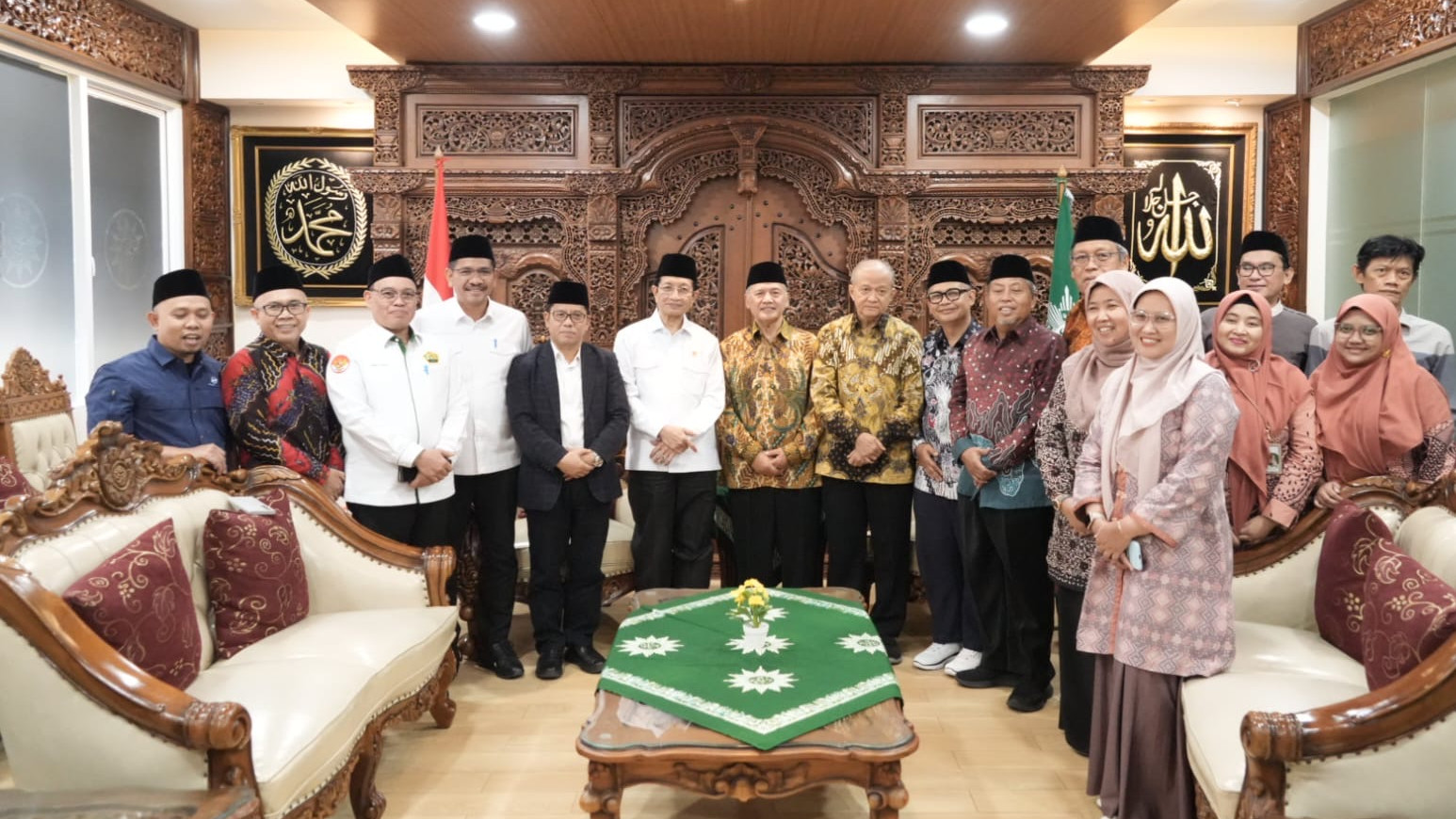 Menag RI Nasaruddin Umar berfoto bersama jajaran PP Muhammadiyah, usai melangsungkan pertemuan pada Selasa (11/3/2025). (Foto: Kemenag RI)