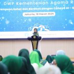Penasihat Dharma Wanita Persatuan (DWP) Kementerian Agama (Kemenag) RI, Helmi Nasaruddin Umar, mengajak kepada seluruh perempuan (muslimah) agar senantiasa menjadikan kitab suci Al-Quran sebagai pedoman dan sumber kekuatan utama dalam mengarungi kehidupan. (Foto: Kemenag RI)