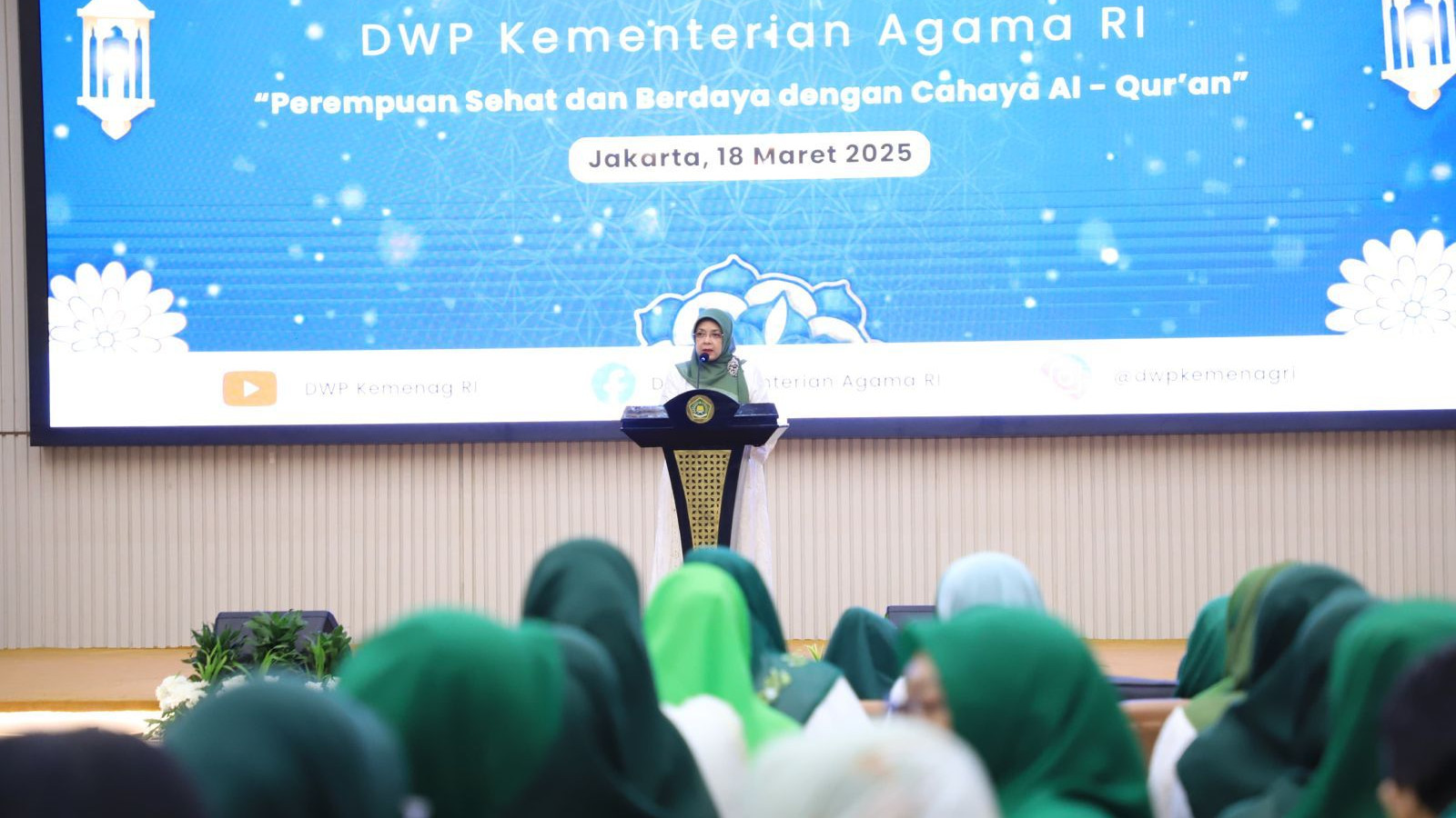 Penasihat Dharma Wanita Persatuan (DWP) Kementerian Agama (Kemenag) RI, Helmi Nasaruddin Umar, mengajak kepada seluruh perempuan (muslimah) agar senantiasa menjadikan kitab suci Al-Quran sebagai pedoman dan sumber kekuatan utama dalam mengarungi kehidupan. (Foto: Kemenag RI)