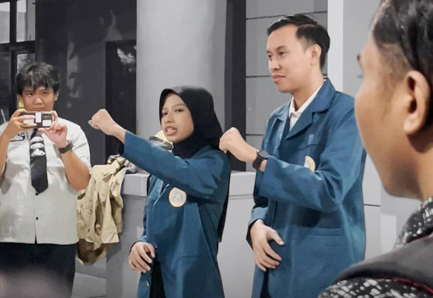 Anggun Zifa Anindia (jilbab hitam), terpilih sebagai Presiden Mahasiswa alias Ketua BEM Universitas Airlangga periode 2025. (Foto: Instagram @anggunzifa)