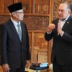Ketua Umum PP Muhammadiyah Haedar Nashir (kiri) berbincang dengan PM Malaysia Dato Sri Anwar Ibrahim, dalam pertemuan pada Senin (3/3/2025). (Foto: IST)
