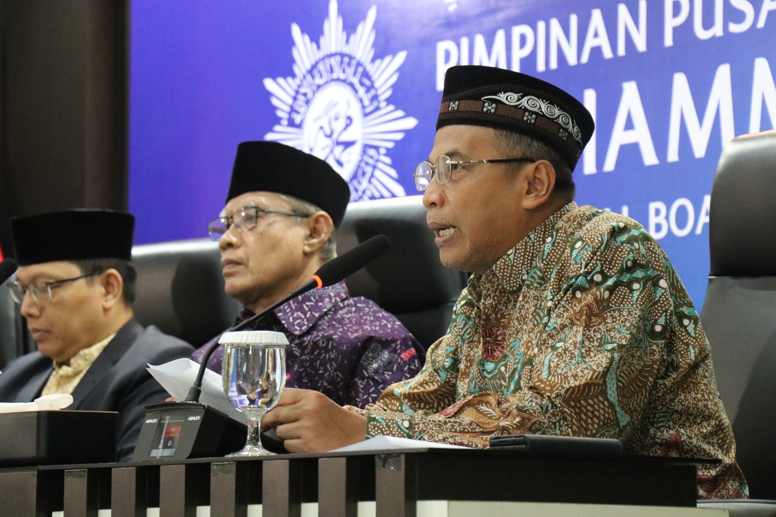 Ketua PP Muhammadiyah Agung Danarto (paling kanan) dan Ketua Umum PP Muhammadiyah Haedar Nashir (tengah), saat mengumumkan Maklumat PP Muhammadiyah tentang awal Ramadan dan Syawal 1446 Hijriah pada 12 Februari lalu. (Foto: Ubay NA)