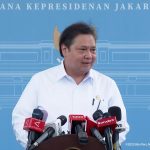 Menko Perekonomian Arilangga Hartarto, memberikan keterangan kepada awak media usai melakukan pertemuan terbatas dengan Presiden RI Prabowo Subianto di Istana Merdeka, Jakarta, Selasa (18/3/2025). (Foto: Tangkapan layar/ Ubay NA)