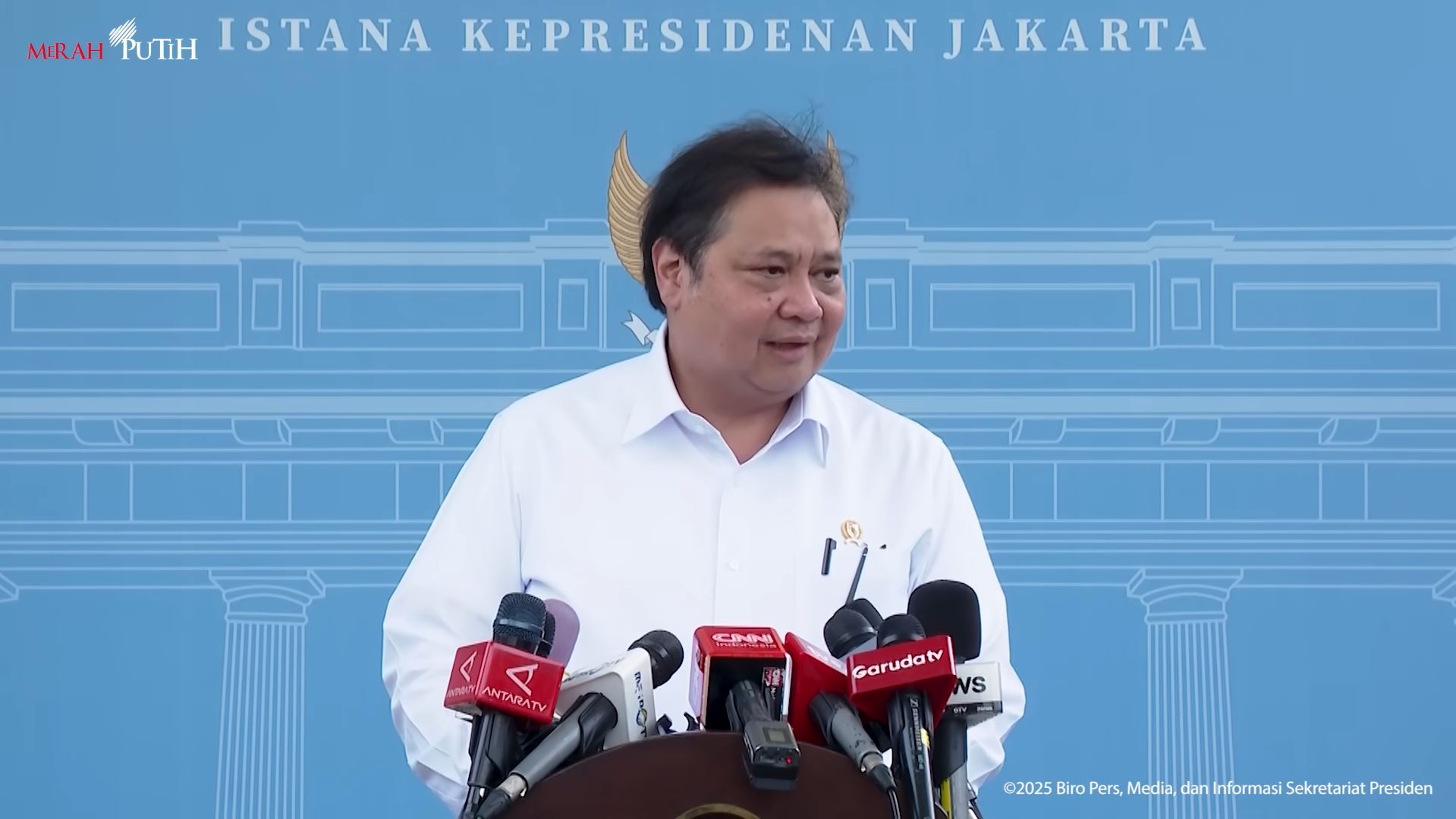 Menko Perekonomian Arilangga Hartarto, memberikan keterangan kepada awak media usai melakukan pertemuan terbatas dengan Presiden RI Prabowo Subianto di Istana Merdeka, Jakarta, Selasa (18/3/2025). (Foto: Tangkapan layar/ Ubay NA)