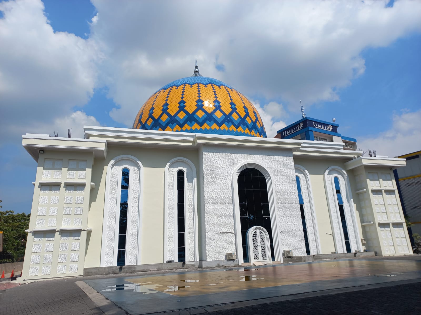 Masjid An-Nur Kompleks Perguruan Muhammadiyah Sidoarjo, Jalan Mojopahit No. 666 B. (Foto: Dok. Umsida)