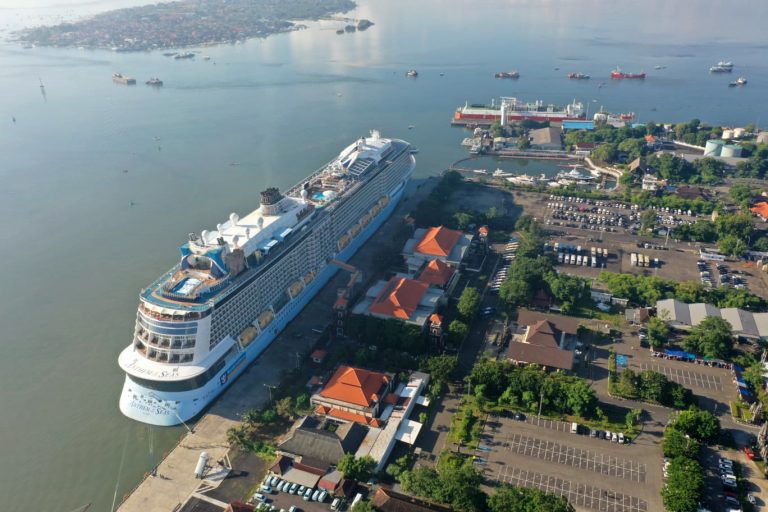 Anthem of the Seas saat sandar di Pelabuhan Benoa Bali