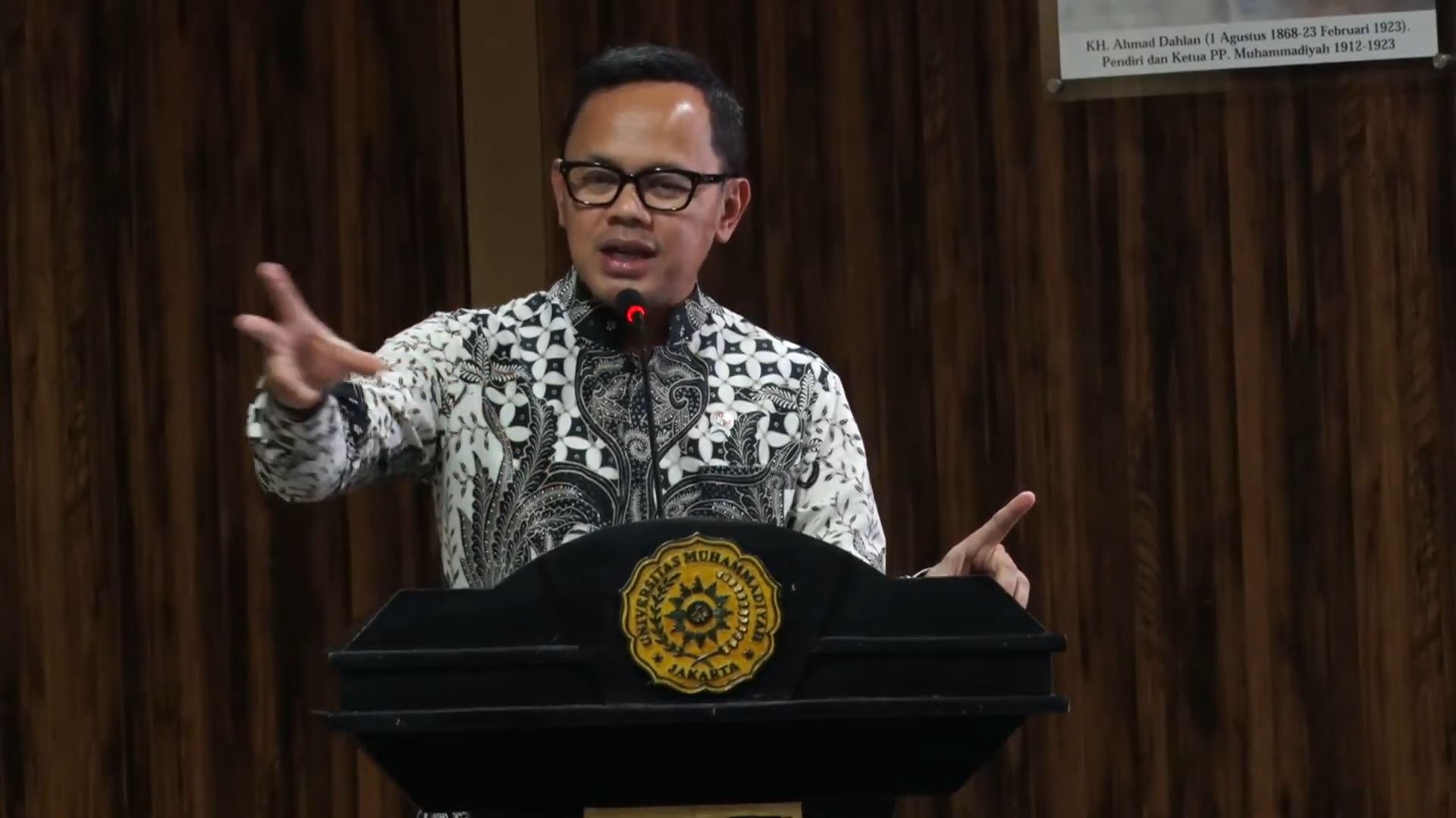 Wamendagri Bima Arya Sugiarto, menyampaikan keynote speech dalam Seminar bertajuk 'Urgensi Revisi UU Pemilu: Penataan Desain Keserentakan Pemilu dan Tata Kelola Penyelenggaraan Pemilu' yang digelar Perludem di UMJ, Jumat (14/3/2025). (Foto: Ubay NA)