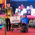 Staf Ahli Bidang Manajemen Talenta Kemendikdasmen RI, yang juga Ketua MPKS PP Muhammadiyah, Mariman Darto (kiri), saat menyerahkan santunan kepada difabel, Ahad (23/3/2025). (Foto: IST)
