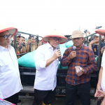 Mendes-PDT Yandri Susanto (kemeja putih, kiri) mendampingi Menko Bidang Pangan Zulkifli Hasan (kemeja putih, tengah) berinteraksi dengan petani dalam panen raya di acara #DemiIndonesia Mandiri Pangan 2025 di Kabupaten Ngawi, Senin (3/3/2025). (Foto: Tangkapan layar/ Ubay)