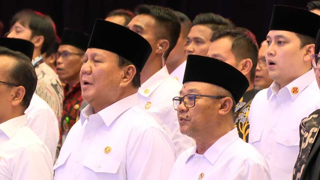 Presiden Prabowo Subianto dan Mendikdasmen Abdul Mu'ti, saat peluncuran mekanisme baru penyaluran tunjangan langsung ke guru, Kamis (13/3/2025). (Foto: Ubay NA)