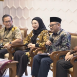 Dari kiri: Plt Kepala Badan Standar, Kurikulum, dan Asesmen Pendidikan Toni Toharudin; Wakil Ketua Komisi X DPR RI Fraksi Gerindra Himmatul Aliyah; Mendikdasmen RI Abdul Mu'ti; dan moderator, saat Taklimat Media bertajuk Rapor Pendidikan, Selasa (18/3/2025). (Foto: Ubay NA)