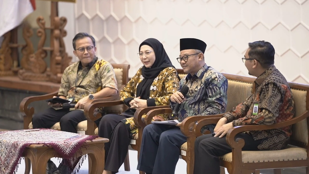 Dari kiri: Plt Kepala Badan Standar, Kurikulum, dan Asesmen Pendidikan Toni Toharudin; Wakil Ketua Komisi X DPR RI Fraksi Gerindra Himmatul Aliyah; Mendikdasmen RI Abdul Mu'ti; dan moderator, saat Taklimat Media bertajuk Rapor Pendidikan, Selasa (18/3/2025). (Foto: Ubay NA)