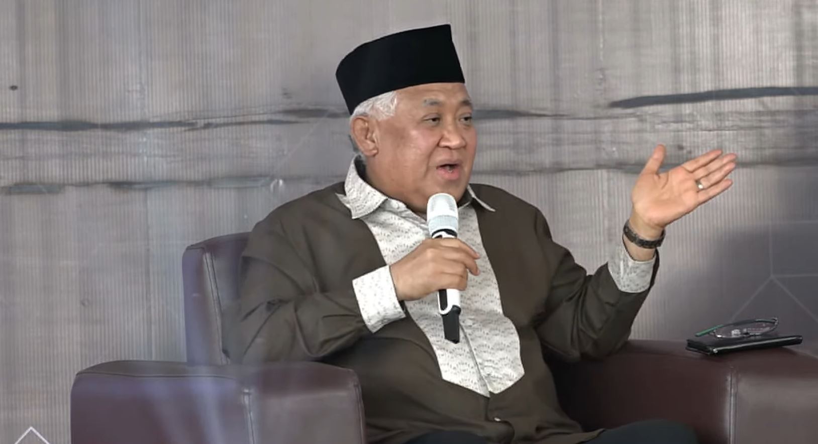 Ketua Umum PP Muhammadiyah periode 2005-2015, Prof Din Syamsuddin, ketika memaparkan materi dalam sesi Diskusi Panel II pada Kajian Ramadan 1446 H PWM Jatim yang digelar di Dome UMLA, Sabtu (8/3/2025). (Foto: Ubay NA)