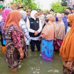 Gubernur Jatim Khofifah Indar Parawansa, saat turun meninjau langsung lokasi banjir. (Foto: Humas Pemprov Jatim)